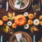 tablescape从南瓜，葫芦，以及充满节日奠定了餐垫一个鸟瞰图像